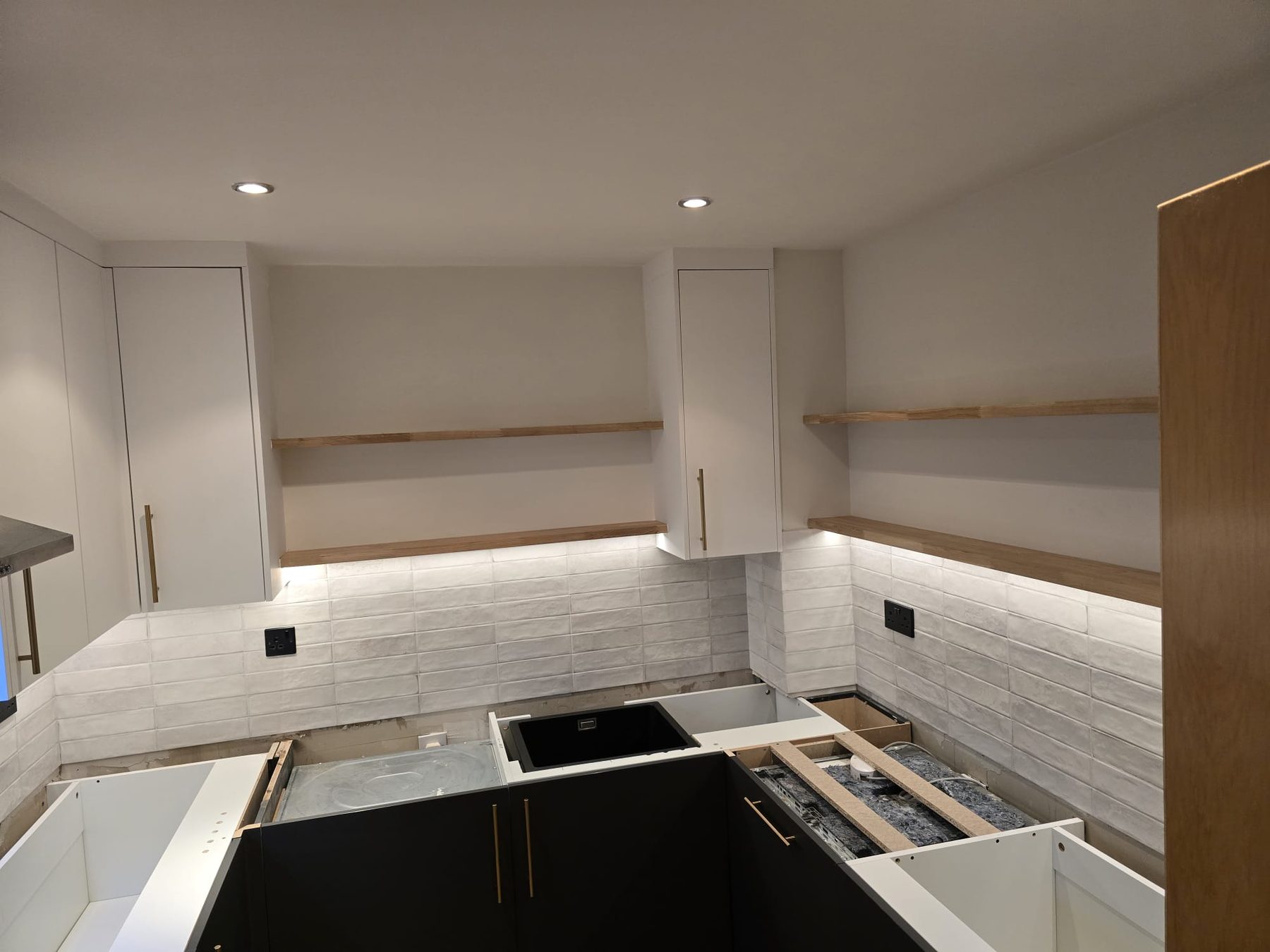 Kitchen units and tiling during installation